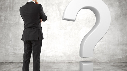 Mann-vor-fragezeichen-64149411-FO-peshkov