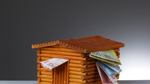 holzhaus-mit-geldscheinen-26431844-FO-eyeami