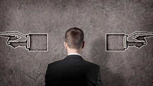 mann-geht-links-oder-rechts-45541120-FO-Sergey-Nivens