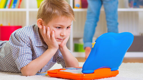 JungeVorComputer-92393849-FO-Petro-Feketa