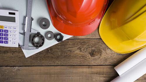 BauarbeiterHelmeAufTisch-94706025-FO-tatomm