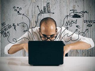 MannLaptopRechnen-48457291-FO-alphaspirit