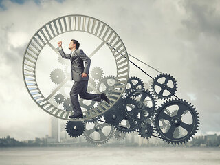 mann-im-hamsterrad-78533048-FO-Sergey-Nivens