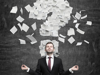 MannMeditiertVorFragezeichenAusPapier-84802126-FO-denisismagilov