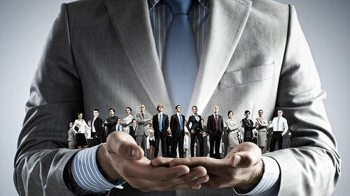 MannHaeltMaklerInHaenden-93805571-FO-Sergey-Nivens