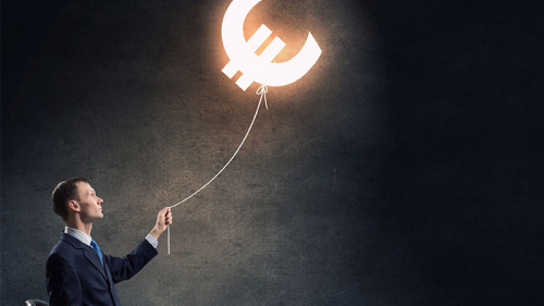 MannEuroZeichenAnSeil-96645543-FO-Sergey-Nivens