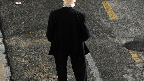 AlterMannEinsamStrasse_74369826-fo-lassedesignen