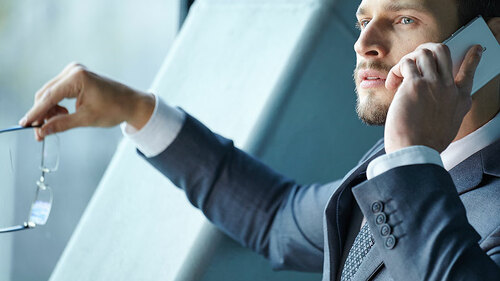 BusinessManTelefonieren-81814513-FO-ZoomTeam