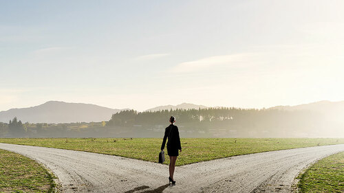 FrauAnScheideweg-86551906-FO-Sergey-Nivens