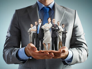 MenschenInHandflaeche-93508382-FO-Sergey-Nivens