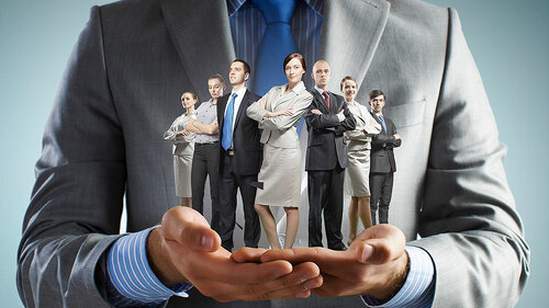 MenschenInHandflaeche-93508382-FO-Sergey-Nivens