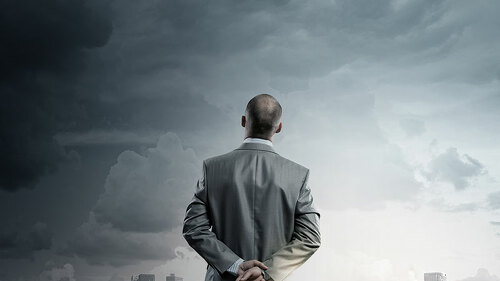 MannRueckenAnsichtGewiter-86915231-FO-Sergey-Nivens