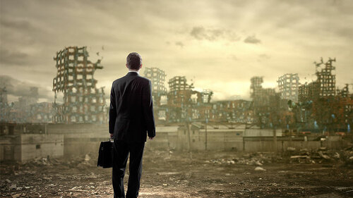 AnzugMannAufBaustelle-70350637-FO-Sergey-Nivens