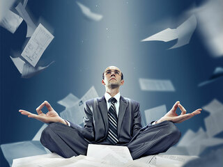 MannAnzugMeditierend-67430748-FO-Nomad-Soul