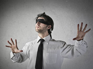 MannMitAugenbinde-77535990-FO-olly