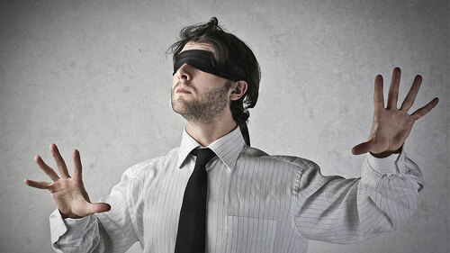 MannMitAugenbinde-77535990-FO-olly