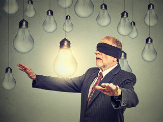 MannAugenBindeGluehBirnen-99622360-FO-pathdoc