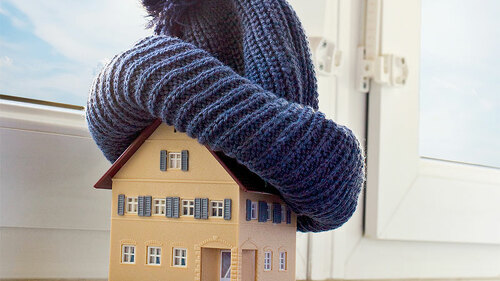 HausMitWollMuetze-74289623-FO-kaprikfoto