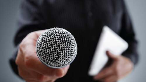 mann-mit-mikrofon-103186572-FO-Brian-Jackson