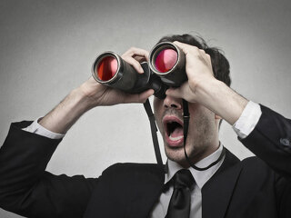 MannFernglasSuche-52285995-FO-olly