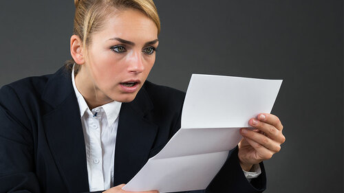 FrauEntsetztRechnung-95266884-FO-Andrey-Popov