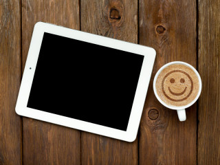 tablet-mit-kaffeetasse-79754591-FO-Milkos