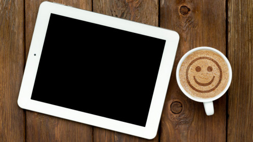 tablet-mit-kaffeetasse-79754591-FO-Milkos