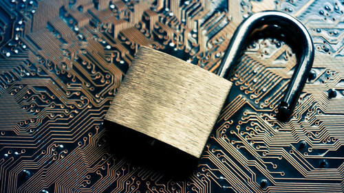 schloss-auf-chipdaten-73016103-FO-weerapat1003