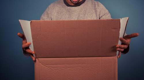 mann-ueberrascht-karton-62167593-FO-LoloStock