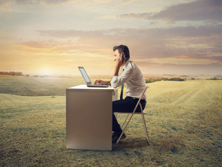 Mann-sitzt-vor-laptop-90086177-olly