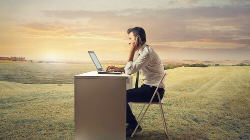 Mann-sitzt-vor-laptop-90086177-olly