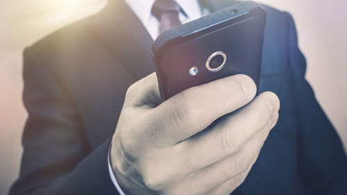 mann-mit-smartphone-99798474-FO-Tomasz-Zajda