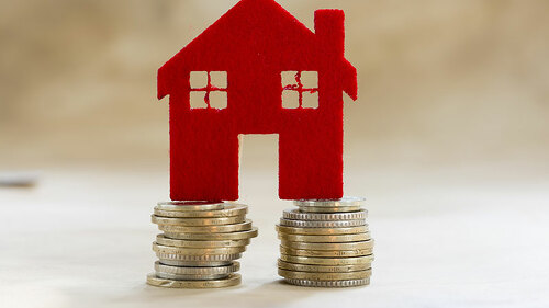 haus-auf-geldstuecke-89249701-FO-aytuncoylum