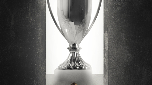 mann-steht-vor-pokal-silber-87113963-FO-alphaspirit