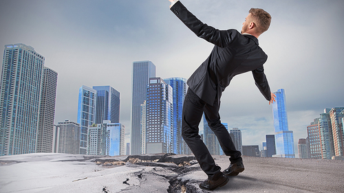 Mann-faellt-fast-in-schlucht-80933833-FO-alphaspirit