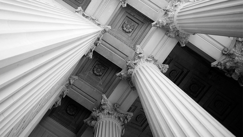 korinthische-saeulen-85550767-FO-renaschild