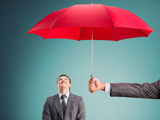 regenschirm-schuetzt-person-57902335-FO-Normad_Soul