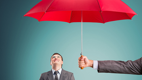 regenschirm-schuetzt-person-57902335-FO-Normad_Soul