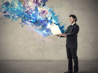 Farbe-spritzt-aus-laptop-77937631-FO-olly