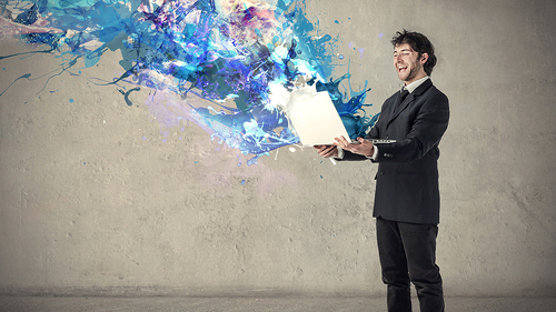 Farbe-spritzt-aus-laptop-77937631-FO-olly