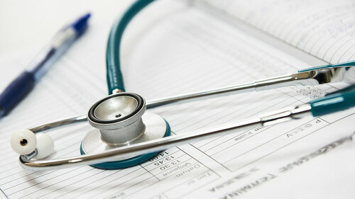 stetoskop-blau-mit-stift-563427-PB-DarkoStojanovic1