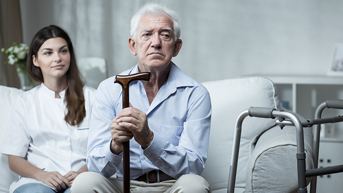 frau-pflegt-alten-herren-93624332-FO-Photographee.eu