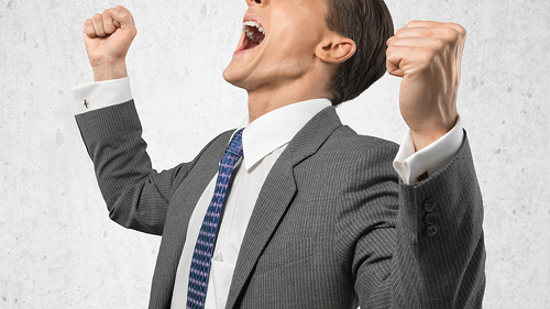jubelnder-mann-anzug-94817998-FO-BillionPhotos_com