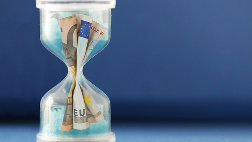 fuenzig-euro-in-sanduhr-36042542-FO-NathalieVanBergen