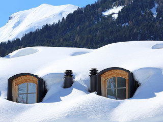 hausdach-schnee-fenster-62418775-FO-kara