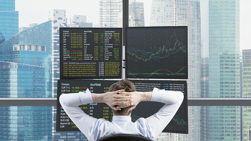 Mann-Monitor-Aktien-95958600-FO-denisismagilov