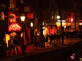 amsterdam-rotlicht-viertel-2551-PB-PublicDomainPictures