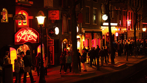 amsterdam-rotlicht-viertel-2551-PB-PublicDomainPictures
