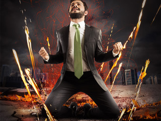 mann-siegerpose-feuerstrahlen-88514368-FO-alphaspirit