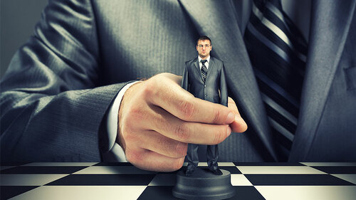 Makler-Als-Schachfigur-47864662-FO-Nomad-Soul